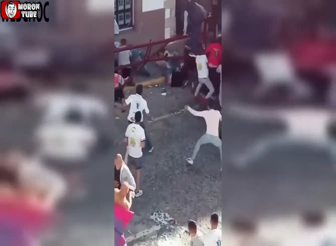 Video: During a Spanish event, a bull damages a fence and taunts many people